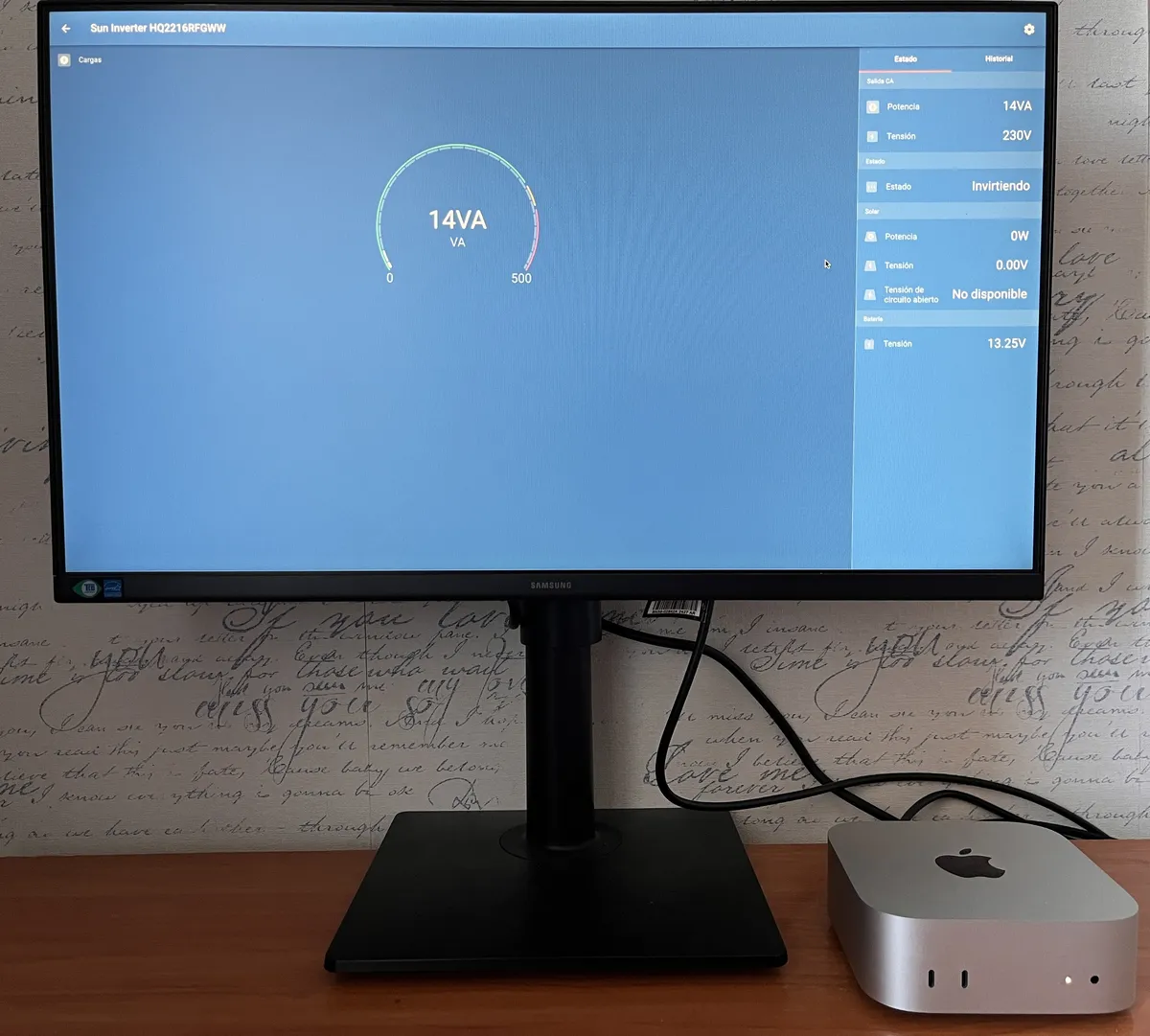 Mac mini M4 y monitor funcionando con el inversor Victron + batería LiFePO4